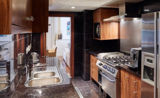 one-and-only-cape-town-interior-island-grand-suite-kitchen-01