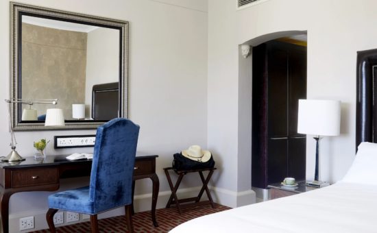 victoria-alfred-hotel-interior-piazza-room-04