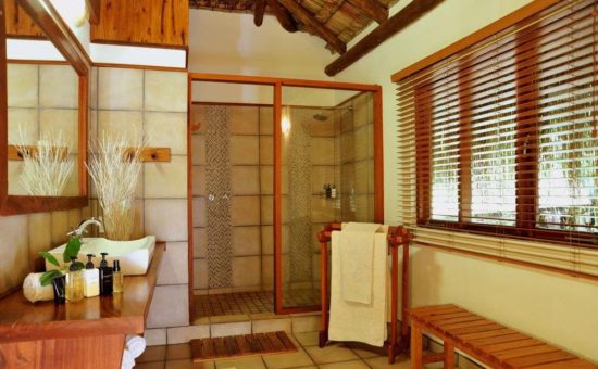 machangulo-beach-lodge-room-bathroom-01