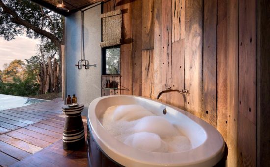 thorntree-river-lodge-interior-bathroom-view-01