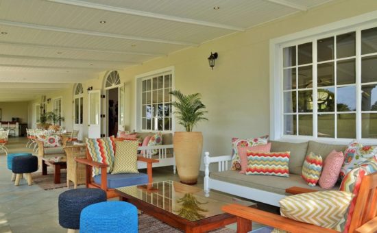 batonka-guest-lodge-exterior-lounge-01