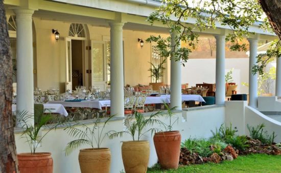 batonka-guest-lodge-exterior-veranda-01
