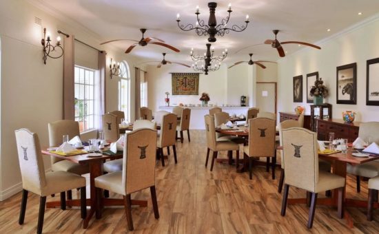 batonka-guest-lodge-interior-dining-room-01