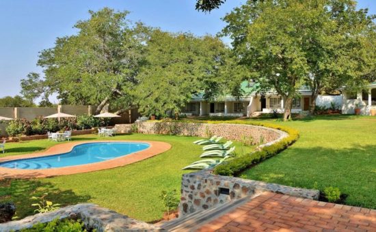 batonka-guest-lodge-pool-area-01