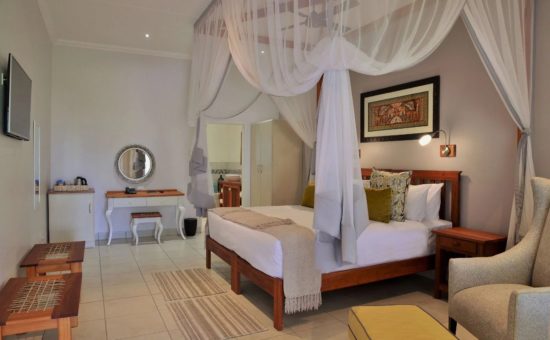 batonka-guest-lodge-room-pool-view-01