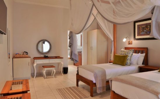 batonka-guest-lodge-room-pool-view-02