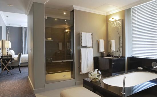 queen-victoria-hotel-room-premium-room-bathroom-01