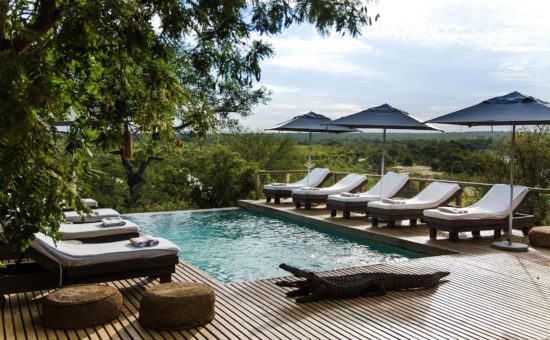 simbavati-hilltop-lodge-exterior-main-pool-area-01