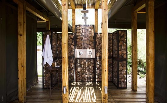 simbavati-hilltop-lodge-exterior-shower-02