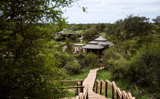 simbavati-hilltop-lodge-exterior-view-walkway-01