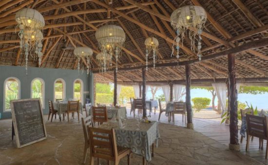 azura-quilalea-private-island-facilities-restaurant-01