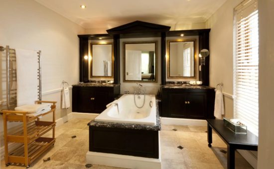 lanzerac-hotel-room-royal-pool-bathroom-01
