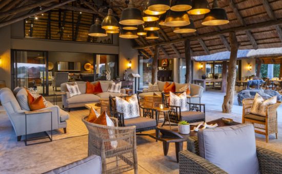 inyati-game-lodge-exteriors-lounge-area-01