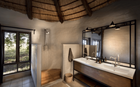 khwai-bush-camp-rooms-thatched-double-unit-bathroom-03