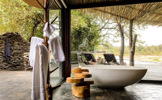 singita-boulders-lodge-room-suite-bathroom-02