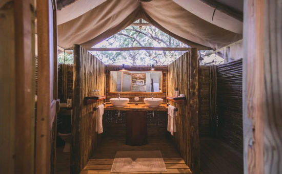camp-xakanaxa-interior-guest-tent-bathroom-01