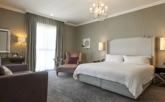 queen-victoria-hotel-room-premium-room-interior-04