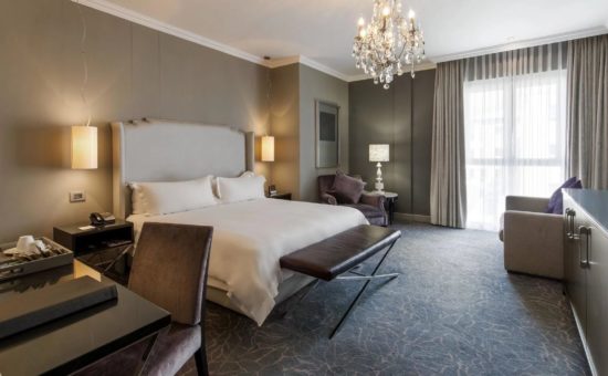 queen-victoria-hotel-room-deluxe-room-interior-05