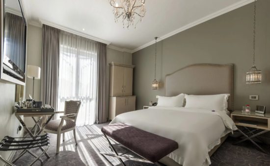 queen-victoria-hotel-room-deluxe-room-interior-04