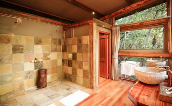 camp-okavango-rooms-safari-suite-bathroom-03