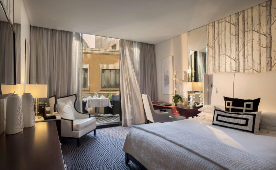 davinci-hotels-and-suites-room-patio-deluxe-room-bedroom-01