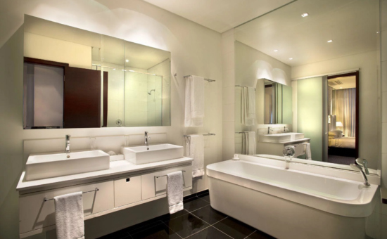 davinci-hotels-and-suites-room-one-bedroom-apartment-bathroom-01