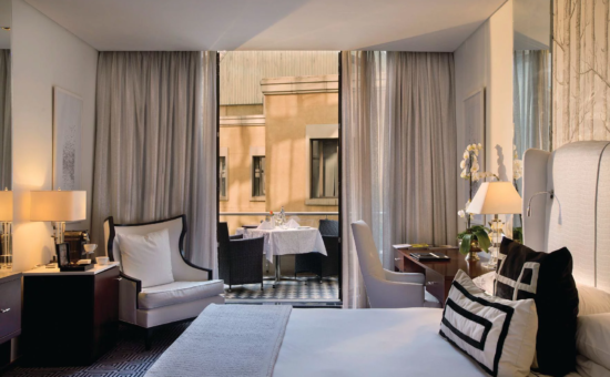 davinci-hotels-and-suites-room-patio-deluxe-room-bedroom-02t