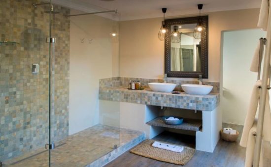 simbavati-river-lodge-interior-luxury-tent-bathroom-01